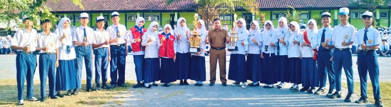 Foto Para Siswa/i SMPN 1 Sakra Berprestasi Tahun Ajaran 2026 Bersama Kepsek Sahman, S.Pd., M.Pd Pascal Apel Senin (20/7/2026) Foto Para Siswa/i SMPN 1 Sakra Berprestasi Tahun Ajaran 2026 Bersama Kepsek Sahman, S.Pd., M.Pd Pascal Apel Senin (20/7/2026)